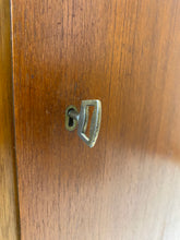 Afbeelding in Gallery-weergave laden, Mid-century Teak Dressoir / Sideboard (Bartels?)
