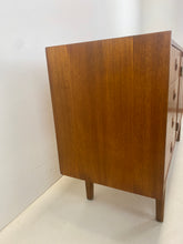 Afbeelding in Gallery-weergave laden, Mid-century Teak Dressoir / Sideboard (Bartels?)
