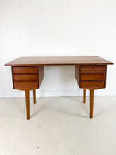 Afbeelding in Gallery-weergave laden, Deense Teak Bureau

