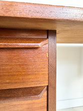 Afbeelding in Gallery-weergave laden, Deense Teak Bureau
