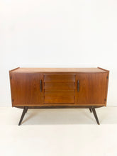 Afbeelding in Gallery-weergave laden, Kleine Teak Dressoir uit Scandinavië

