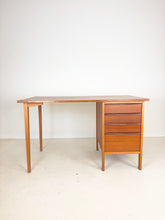 Afbeelding in Gallery-weergave laden, Zweeds Teak Bureau
