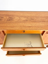 Afbeelding in Gallery-weergave laden, Scandinavische Vintage Sideboard / Dressoir, 'Korsör' jaren 60 IKEA
