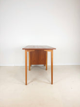Afbeelding in Gallery-weergave laden, Zweeds Teak Bureau
