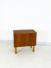 Afbeelding in Gallery-weergave laden, Vintage ladekast uit Scandinavië
