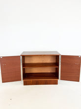 Afbeelding in Gallery-weergave laden, Vintage Teak Kastje
