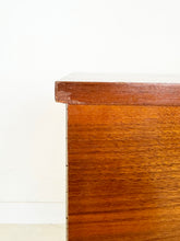 Afbeelding in Gallery-weergave laden, Vintage Teak Kastje
