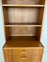 Afbeelding in Gallery-weergave laden, Smalle Teak Wandkast
