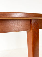 Afbeelding in Gallery-weergave laden, Uitschuifbare Teaktafel (rond/ovaal) uit Zweden
