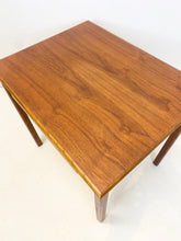 Afbeelding in Gallery-weergave laden, Teak Nachtkastje / Bijzettafel
