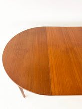 Afbeelding in Gallery-weergave laden, Uitschuifbare Teaktafel (rond/ovaal) uit Zweden
