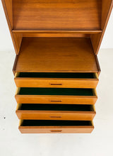 Afbeelding in Gallery-weergave laden, Smalle Teak Boekenkast / Wandkast
