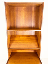Afbeelding in Gallery-weergave laden, Smalle Teak Boekenkast / Wandkast
