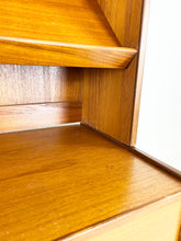 Afbeelding in Gallery-weergave laden, Smalle Teak Boekenkast / Wandkast
