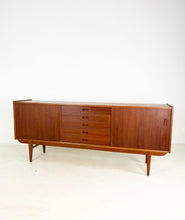 Afbeelding in Gallery-weergave laden, Scandinavische Teak Sideboard / Dressoir
