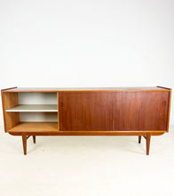 Afbeelding in Gallery-weergave laden, Scandinavische Teak Sideboard / Dressoir

