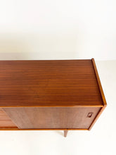 Afbeelding in Gallery-weergave laden, Scandinavische Teak Sideboard / Dressoir
