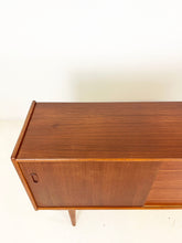 Afbeelding in Gallery-weergave laden, Scandinavische Teak Sideboard / Dressoir
