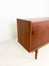 Afbeelding in Gallery-weergave laden, Scandinavische Teak Sideboard / Dressoir
