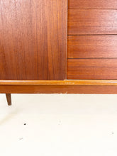Afbeelding in Gallery-weergave laden, Scandinavische Teak Sideboard / Dressoir
