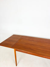 Afbeelding in Gallery-weergave laden, Uitschuifbare Vintage Teak Tafel
