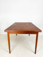 Afbeelding in Gallery-weergave laden, Uitschuifbare Vintage Teak Tafel
