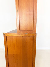 Afbeelding in Gallery-weergave laden, Zweedse Vintage Wandkast / Boekenkast (set van 3 kasten)
