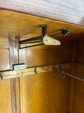 Afbeelding in Gallery-weergave laden, Art Deco Kledingkast, Camphor
