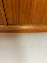 Afbeelding in Gallery-weergave laden, Brede Teak Dressoir / Sideboard uit Zweden, Möbelfabriken Linden
