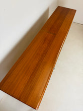 Afbeelding in Gallery-weergave laden, Brede Teak Dressoir / Sideboard uit Zweden, Möbelfabriken Linden
