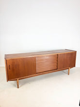 Afbeelding in Gallery-weergave laden, Teak Dressoir, ontworpen door Nils Jonsson voor Hugo Troeds
