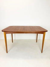 Afbeelding in Gallery-weergave laden, Vintage Teak Eettafel
