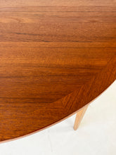 Afbeelding in Gallery-weergave laden, Ronde Teakhouten Tafel
