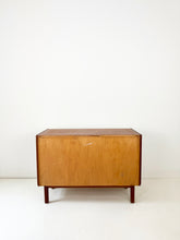 Afbeelding in Gallery-weergave laden, Opgeknapte Teak Vintage Ladekast
