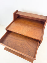 Afbeelding in Gallery-weergave laden, Vintage Teak Nachtkastje uit Denemarken
