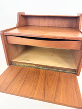 Afbeelding in Gallery-weergave laden, Vintage Teak Nachtkastje uit Denemarken
