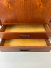 Afbeelding in Gallery-weergave laden, Deense Teak Highboard / Dressoir
