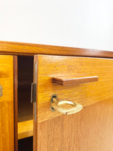 Afbeelding in Gallery-weergave laden, Vintage Teak Kastje
