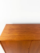 Afbeelding in Gallery-weergave laden, Teak Hoge Dressoir
