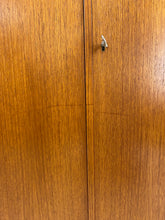 Afbeelding in Gallery-weergave laden, Teak Hoge Dressoir
