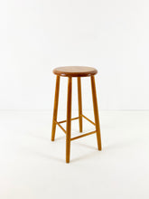 Afbeelding in Gallery-weergave laden, Houten Kruk
