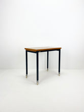 Afbeelding in Gallery-weergave laden, Vintage Tafel Op Wielen
