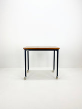 Afbeelding in Gallery-weergave laden, Vintage Tafel Op Wielen

