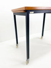 Afbeelding in Gallery-weergave laden, Vintage Tafel Op Wielen

