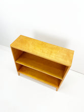 Afbeelding in Gallery-weergave laden, Lage Berkenhouten Boekenkast
