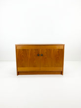 Afbeelding in Gallery-weergave laden, Scandinavisch Teak Kastje
