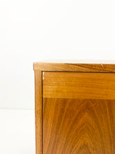 Afbeelding in Gallery-weergave laden, Scandinavisch Teak Kastje
