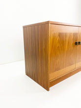 Afbeelding in Gallery-weergave laden, Scandinavisch Teak Kastje
