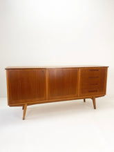 Afbeelding in Gallery-weergave laden, Teak Mid Century Dressoir uit Scandinavië
