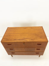 Afbeelding in Gallery-weergave laden, Mid-century Teak Ladekast
